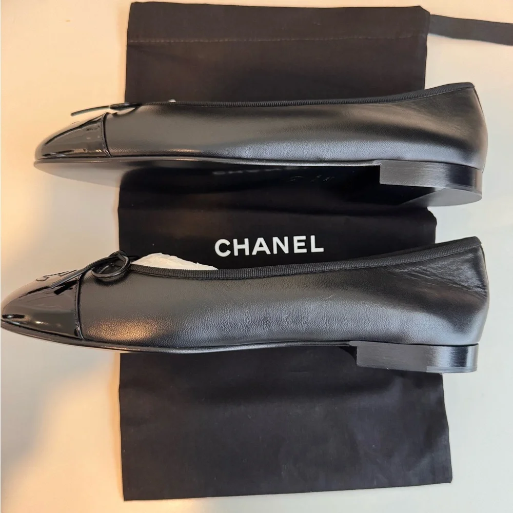 CHANEL Black Leather Ballet Flats with Bow